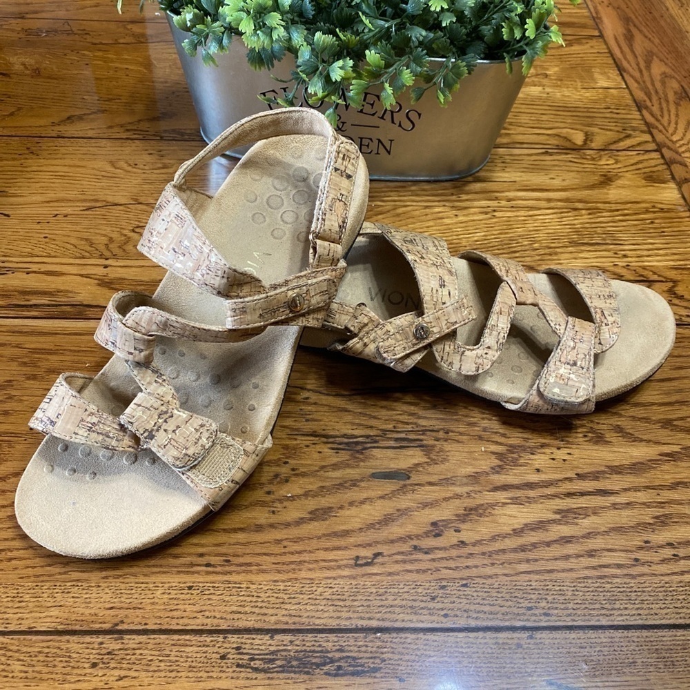 Vionic Restparos Women US 8 Gold Sandals.